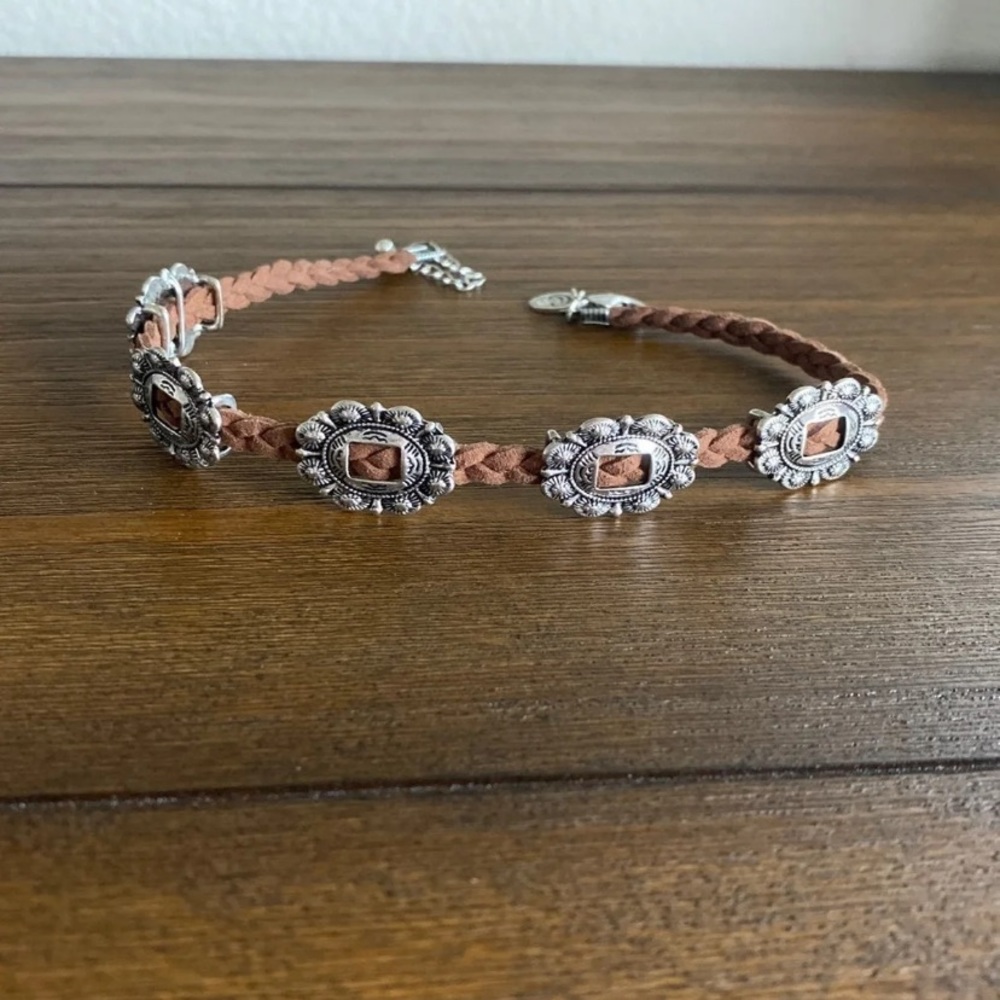 Western choker necklace